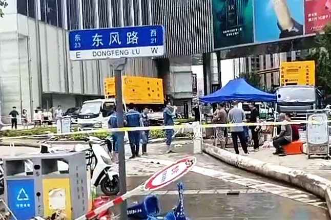 西安文博中小企业服务有限公司排涝突击队在排涝现场